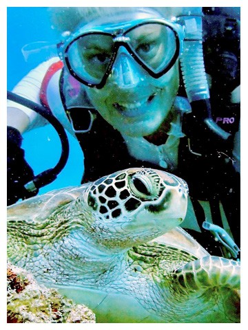 Jana Montoya with sea turtle